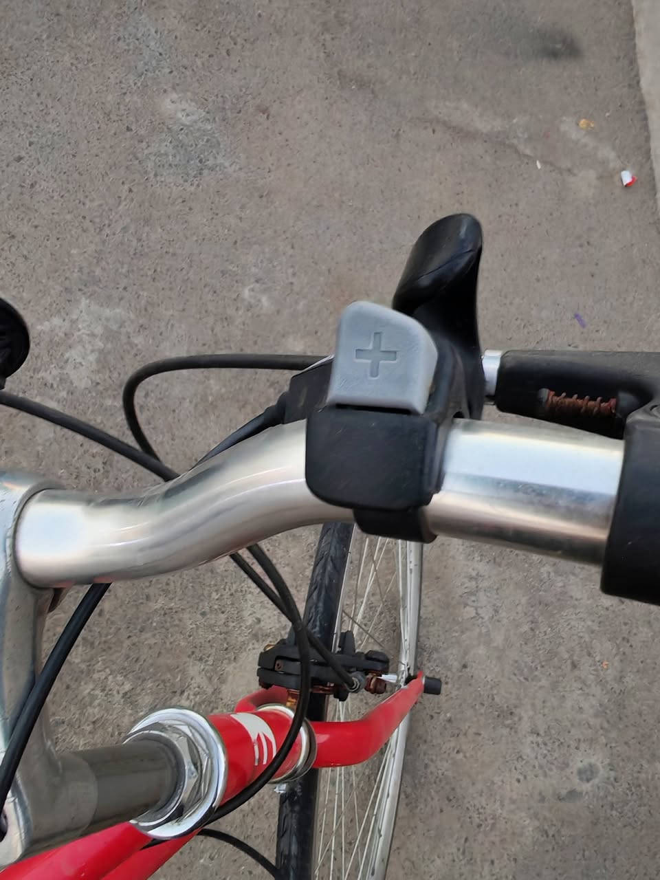 السلام عليكم كابتن علق تم ويوصلك سعر دراجه c700🚴🏻🚴🏻  باله اوربي ✨اي نقص مابيها دراجه كامله  الون احمر.  📍عنوانه كرادة مجمع مشن ***********
