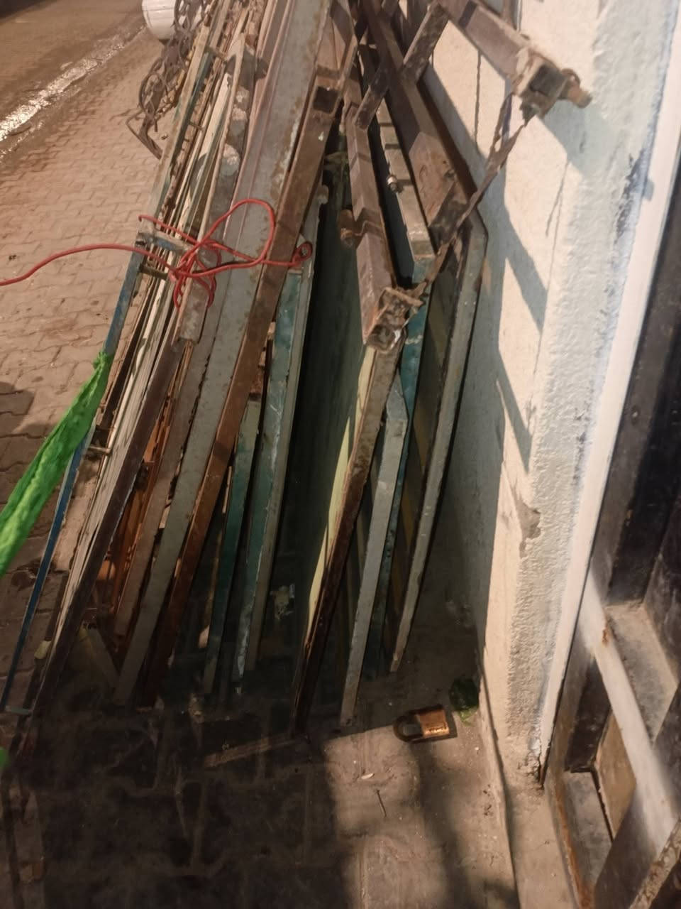 سلام عليكم بيبان شبابيك قديم ثقيل البيع إمكان البصرة منطقة صبحه العرب رقم الهاتف ***********
