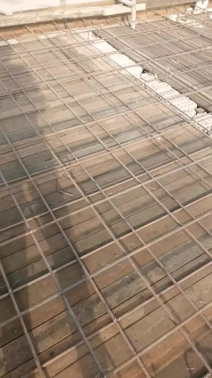 بسمة تعالى 
لقد تم انجاز عمل بيت مساحة 100م  نجارة وحداده وصب اتمنى ان ينال اعجابكم مكان العمل كربلاء حي السلام التفاصل مذكورة داخل الفديو لتواصل الخاص مفتوح 🔓***********هذا رقمي والواتساب مفتوح 🔓مع تحياتي للجميع اخوكم السيد حسين الياسري 🤍
