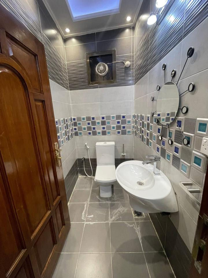 🔱 دار للايجـار في عرصات الهندية 🔱

عنوان العقار : 📍 عرصات الهندية جهة الكرادة خارج

♦️المساحة 550 مـتـر

يحتوي على كراج يتسع 4 سيارت ووحدات سكنية عدد 4

كل وحدة سكنيه تتضمن من صالة مطبخ وغرف نوم عدد 4 ومجموعة صحيات 

———————————————————————————-
الـمـهـنـدس عــمـر الــزيــدي ☎️

***********

***********

❗️❗️ نسـتـقـبل العروض البيع الشراء والايجار ❗️❗️

بيع - شراء - ايجار - ادارة امـلاك - مقاولات عامة

شركه دار السلطان للاستثمار والتطوير العقاري 

‎‏‎الفرع الاول /عرصات الهندية مجاور فندق بلوم 

‎‏‎ الفرع الثاني /الـسـيـديــة الضباط مقابل افران الرباط

‎‏‎‏‎زبائننا الكرام بِكُم نَرتقي ونَتشرف بزيارتِكم ونَفتخر بخِدمتِكم ❤
