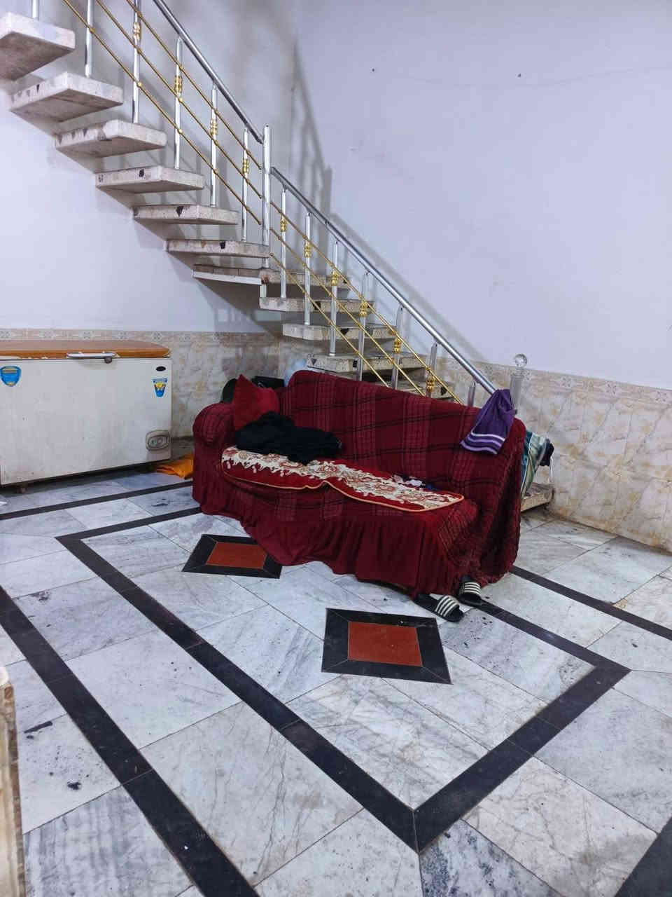 بسم الله توكلنا على الله 
دار للبيع طابقين 
المساحه 160متر على ساحه 
العرض 8متر النزال 20متر
سنه البناء 2014
استقبال ومطبخ وصاله 3غرف نوم 2مناور 4 صيحات شرقيه وغربية
كراج سيارات كله مرمر مغلف من الخارج بيت نظيف جدا  وكامل 
عواشه نهايه شارع الدوريات 
مقابيل دور النفط قرب صيدليه عواشه
الاستفسار واتساب على الاسيا أو اتصل
***********
***********
