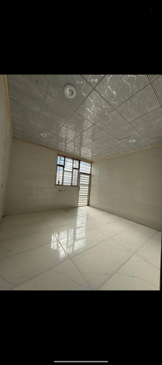 السلام عليكم
دار للبيع 200 متر للبيع 
الوجه 10 متر يحتوي على غرفتين 
صفر استخدام 
لبخ كامل داخل خارج 
الواجهيه سيراميك وفوم تركي
الارضيه ١٢٠ في ٦٠ كل البيت واغلب الجدران بورسلين 
سقف البيت بالكامل ديكور مغربي 

والسعر جدا مناسب 
للتواصل الاتصال 
*********** 
***********
العنوان حواس حي العباس قرب المولمودلده
