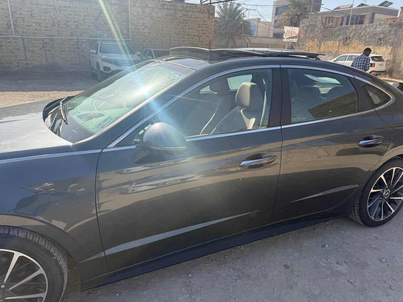 السلام عليكم 
سوناتا 2023 limited فول فول للاخير 

محرك : 1.6t تيربو اقتصادي واعتمادي

گير : 8سرعات DTC دبل كلج

الضرر قبق جنطة فقط ومبدل نفس لون اصلي بدون دواخل
السيارة بدون اي نقوصات بدون مصرف جاهزة من كل النواحي وبدون اي مشاكل

مواصفات السيارة :
-لايت ليد وعدسات٣ خاص بفئة الـ limited
-داخل مشمشي ومطعم باسود لون مميز 
-مقاعد كهرباء وميموري
-كراسي الامامية كهرباء
-مقاعد تدفئة وتبريد
مقاعد جلد نابا طبيعي- 
-تدفئة ستيرن 
-شفتات بالستيرن
-بانوراما 
-اضائة داخلية 64 لون متغير 
-شاشة ترفيهية كبيرة وازرار لمس
-عدادات شاشة الكتروني
-اربع وضعيات قيادة( sport-smart-normal-custom )
-شاحن وايرليس
-اوتو هولد 
-كامرات 360 درجة محيطية
-كامرات مع الاشارة 
-رادار جانبي ورادار خلفي ورادار امامي ومحافظة على المسار
-مثبت سرعة متفاعل
-داتا شو 
-تبريد قطعتين 
-شاشة تبريد وازرار خاصة للتحكم بالتبريد
-تشغيل عن بعد وتحريك السيارة عن طريق الريمونت 
-ويل حجم 18 سبورت
-نظام صوتي Bose محيطي 16سماعة
-اوتو هولد
-تنبيه تصادم
-فتح صندوق الجنطة تلقائي عندة الاقتراب 
-اوتو بارك

وهواي مواصفات بعد معروفة الاعلى فئة بالسوناتا 

السيارة مرقمة معوقين قادسية وكالة عامة
سعر السيارة ١٩٥ وبيها مجال بسيط 
للتواصل خاص او على الرقم :*********** ديوانية, القادسية
