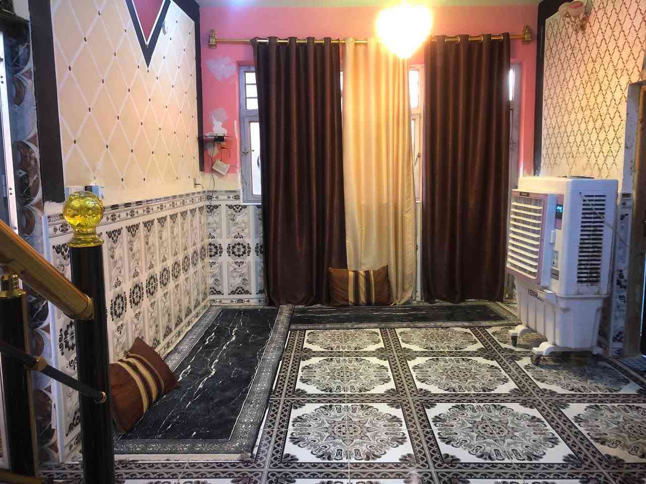 السلام عليكم بيت للبيع مساحه 200متر بناء طابوگ كامل مكمل متخسر عليه ربع ومتعوب عليه كلش يبعد عن الشارع العام 100 متر او اقل يحتوي على استقبال+ مطبخ +صاله +غرف نوم2+منور+ ترك+ صحيات جاهز من جميع النواحي الموقع الشارع الي بعد شارع البدير للاستفسار ***********
