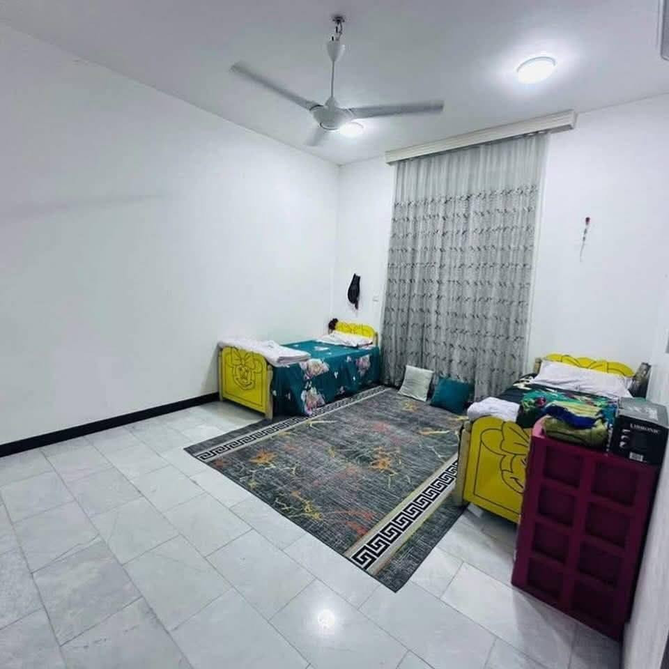 #للبيع_للبيع 🆕💵❤️‍🔥

دار للبيــــــــــع (في مجمع الملوك السكني ) 

فـٓــــي الحلة شارع 80 جهة كربلاء حي الضباط الثانية 

200 متر (طابو ملك صرف ) 

___💵______

المساحـة 🔁// 200م #طابــو ملك صرف❤️‍🔥

الواجهـة◀️ // 10متر

النـزال  ◀️// 20متر 

___💵______

2 غرفـــة نوم  2 صحيات داخلية وخطار 

و صالة واستقبال  ومطبخ  ومناور

وگـراج وحديقـة أمامية 

مطلوب للاسكان 110 مليون 

____💵____

***********
