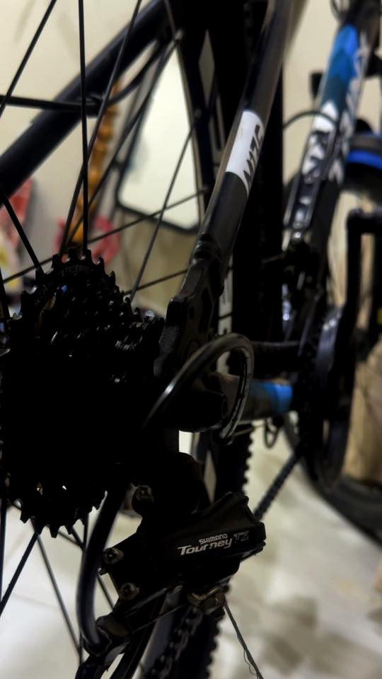TRINX – فئة ماونتن بايك (MTB)
قياس 26 التصميم الايطالي 🇮🇹
الهيكل فريم فافون بوزن ١٣ كيلو 
الكيرات من شركة شيمانو 
7 سرعات خلفية 
3 سرعات امامية
دسك ميكانيكي (Cable Disc Brake) أمامي وخلفي
مقعد طبي 100%
العنوان بغداد حي الجهاد
***********

