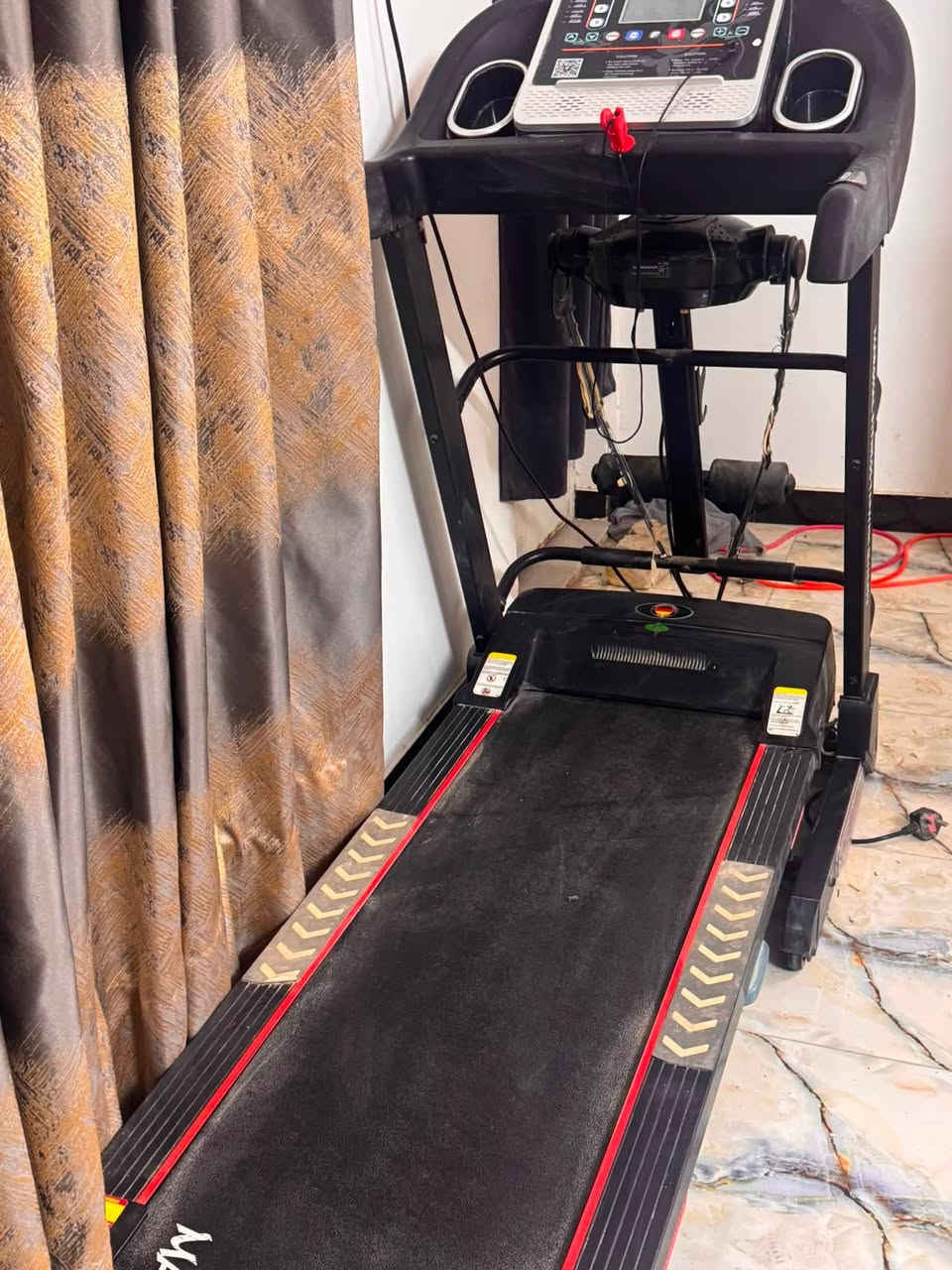 السلام عليكم.. للبيع جهاز جري كهربائي متكامل ماركة MARSHAL FITNESS (تايوان كواليتي) موديل SPKT-2260-4، الجهاز غني عن التعريف من حيت القوة والمتانه.

حالة الجهاز: استخدام قليل جداً ونظيف جداً وبحالة ممتازة (أخت الجديد)، وكل الخصائص والشاشة والملحقات شغالين 100% بشرط الفحص.

جهاز متكامل (Multi-function): يحتوي على جهاز مساج كهربائي مدمج لتكسير الدهون، وقاعدة مخصصة لتمارين المعدة، وحبال تمارين المقاومة.

الشاشة والتحكم: شاشة ديجيتال ذكية تعرض (السرعة، الوقت، المسافة، السعرات الحرارية، ونبضات القلب).

التحكم بالانحدار والسرعة: أزرار تحكم سريعة ومباشرة على الشاشة مستويات (3، 6، 9) للسرعة والانحدار لتسهيل التمارين.

نظام حماية المفاصل: يحتوي على سبرنغات (ممتص صدمات متطور) أسفل الجهاز لحماية الركبة والمفاصل أثناء الجري.

الترفيه والأمان: نظام صوتي مدمج مع مدخل MP3 للاستماع للموسيقى أثناء التمرين + مفتاح الأمان الأحمر للتوقف المفاجئ وحاملات مطارة الماء.

سهولة التخزين: ميزة الطي الهيدروليكي (يصعد وينزل بسهولة) مع عجلات لتحريك الجهاز ونقله بدون أي جهد.
الموقع الناصريه الاسكان الصناعي📍🟥
السعر 425 وبي مجال للشراي 
التواصل *********** واتساب🟥.
