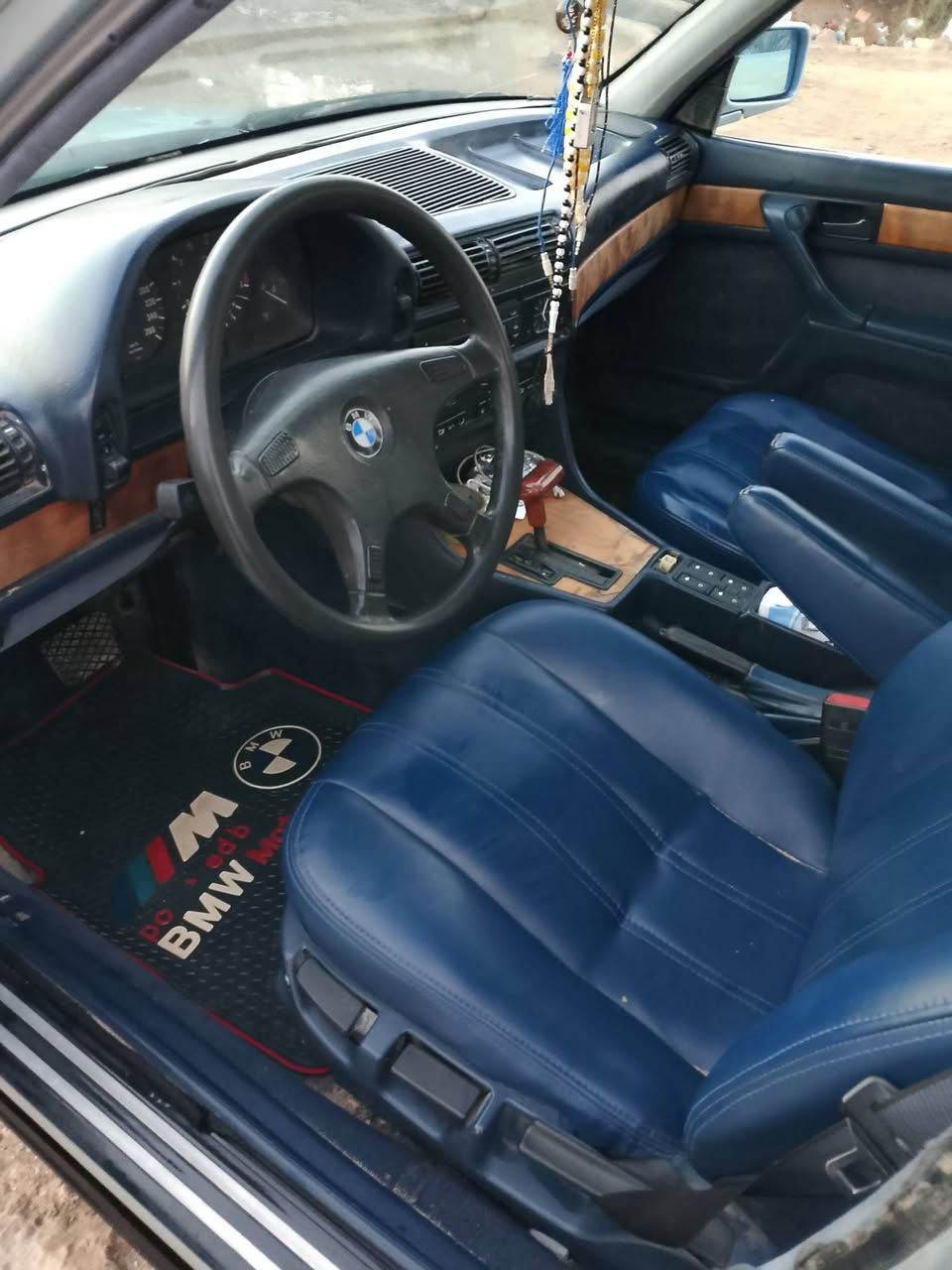 السلام عليكم سياره بي ام جاهزه موديل 91 سياره هزه جديده سنويتها 30 سياره باسمي  الرقم دولي السياره مكفوله كفاله تريد وكاله تريد مداور الرقم بغداد مكان السياره الناصريه مركز محافظه السعر 50 ورقه ***********
