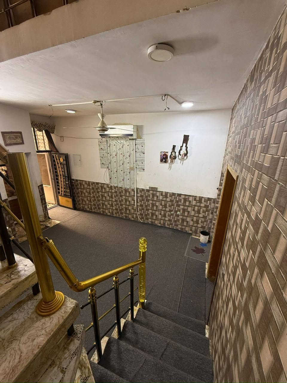 بيت 100مترملحق الفارس طابق ونص الفوگ غرفة وصالة وصحيات والجوه استقبال وغرفه وصالة ومطبخ وصحيات 2 سعره 145 وبي مجال امراوس هم يرهم اب قطعه 200بالعتبه ***********
