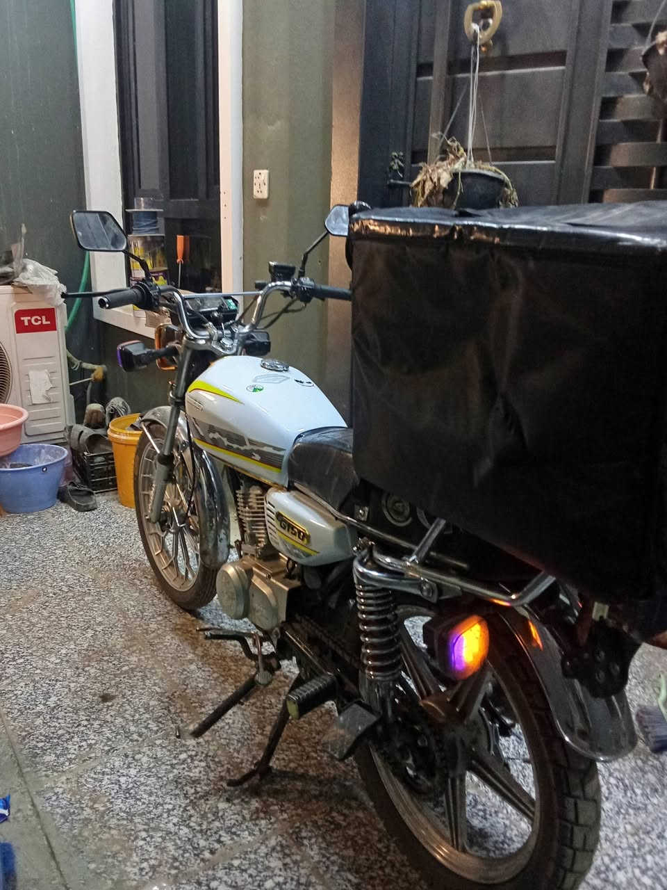 سلام عليكم دراجه ايراني سونك اربعه كير لبيع موديل 2024 المكينه بل جيس شرط الفحص الدراجه خير من الله نقص بس دشبول وعندي سوج وياله وياه جديده السعر 550 وبيه مجال شي بصيط مكاني الدروة *********** هاذا رقم تلفوني
