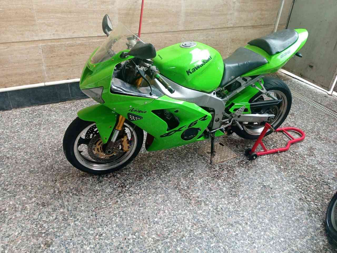 سلام عليكم كاوسكي للبيع 2004 درجه جديده بس بيه اليطغ بي ملعب يعني بيه خانه بيه صوت دراجه تشتغل وتمشي بيه صوت بس شغاله وراق كامله مكان بابل سعر خاص رقمي ***********
