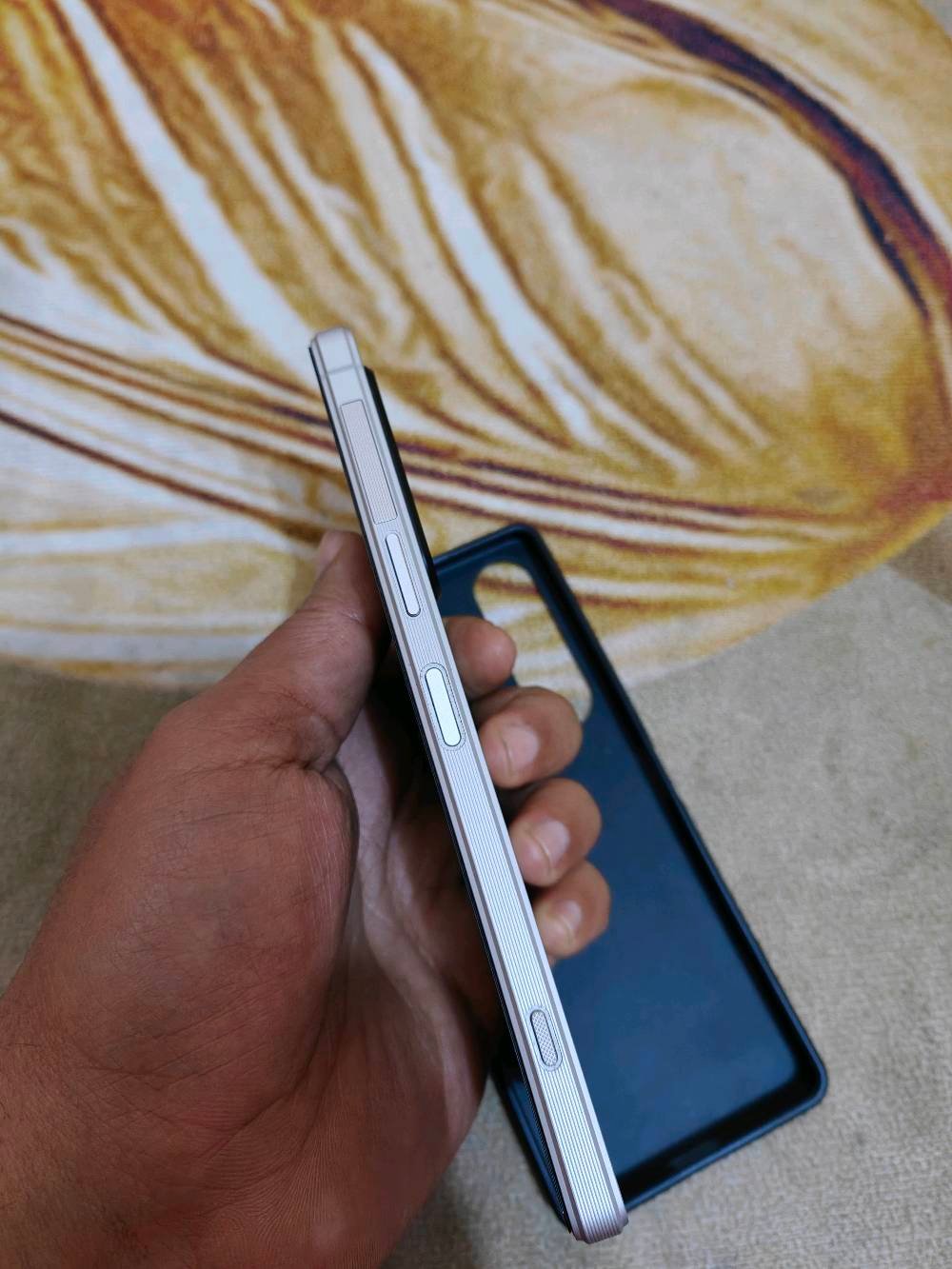 سوني 1 مارك 5 ذاكرة 256 رام 12 نظافة 100% وياه كفر ولاصق شاشة فقط بي طبع خفيف للبيع السعر 290 الف وبي مجال بسيط عنواني بغداد ماعندي توصيل اي استفسار عالرقم ***********