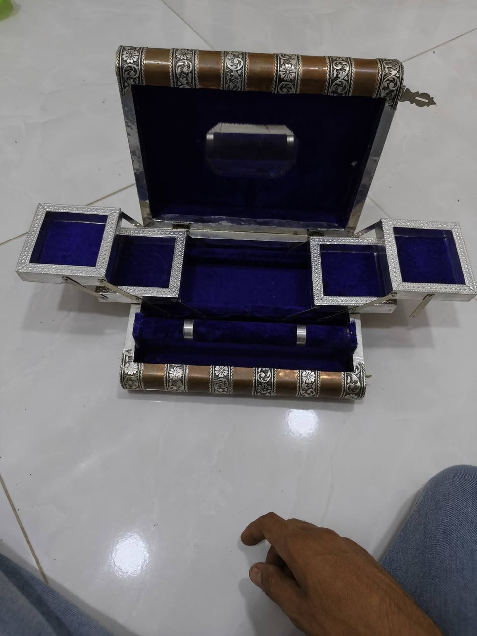 صندوق نحاس وخشب مزخرف قطعه فنية تحفه غايه في الجمال قياس 29*21*9


**إذا كنت صاحب هذا الإعلان وتريد حذفه لأي سبب، رجاءا أرسل رسالة إلى الدعم الفني**