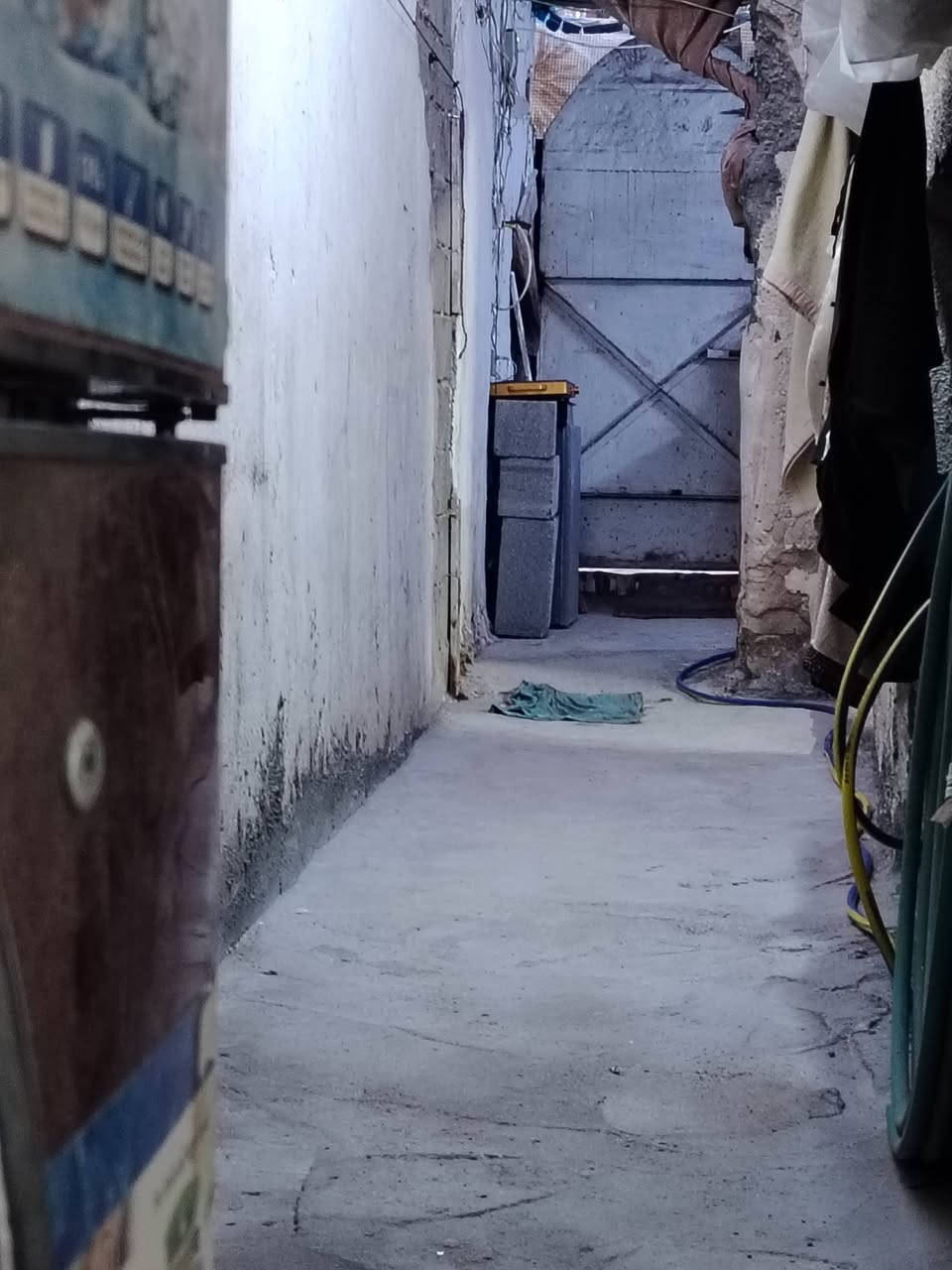 للبيع ب 8 بي مجال بسيط  بيت تجاوز بغداد مدينة الصدر كياره بشركة رمضان مقابيل البانزين خانه مال الكياره ب فرع  مو عل شارع البيت يحتوي على 60 متر تقريبن ستقبال وغرفه وممر ومطبخ وحمام يعني مال عاله صغيره البيت سندويج بس المطبخ جينكو انزل من سعره الشراي ويجيبله سندويج البيت جان مشترك ويه بيت اوختي فه عزلته المجاري كهرباء الماي كامل كوليته معزول الدربونه نهايتها مزدوده جيران خوش ناس ملاحظه الشراي بس يعلق ويجي خاص حته اجي لانو متطلع عدي رسايل بل خاص الحد يعامل جذب رجاء


**إذا كنت صاحب هذا الإعلان وتريد حذفه لأي سبب، رجاءا أرسل رسالة إلى الدعم الفني**