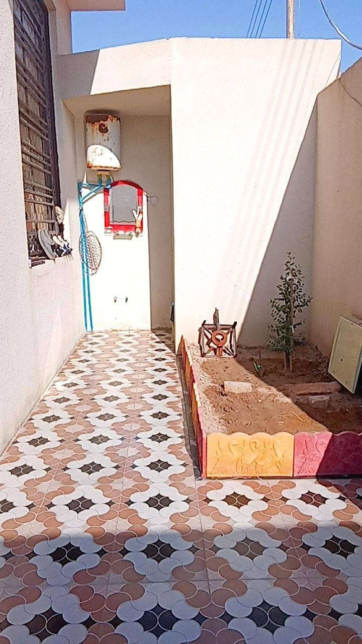 بيت للبيع طابوه صرف زراعي 
مساحه البيت240 متر
شارع 10متر 
 يتكون من 
غرفتين 
مطبخ 
ديوانيه 
صاله 
موزع كبير
منور 
مخزن
صحيات داخليه وخارجيه 
سعر 115
تواصل ***********
عنوان قضاء شط العرب الجزيرة على نهر ابو زوري
