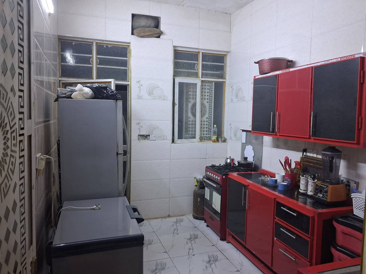 السلام عليكم من رخصت الادمن بيت للبيع  تجاوز بشركه رمضان المبارك مقابيل محطه وقود الكياره قطاع ٦٨ غرفه نوم واستقبال وحمام داخلي وحمام خارجي مطبخ مع  ترك ماء  وكهرباء كامل البيت  سعر ٢٥ مليون وبي مجال ***********
