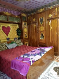 غرفه البيع احطاطه نظيفه بعدهي سعره مليونين نص بيه مجال مكان التاجي 075...