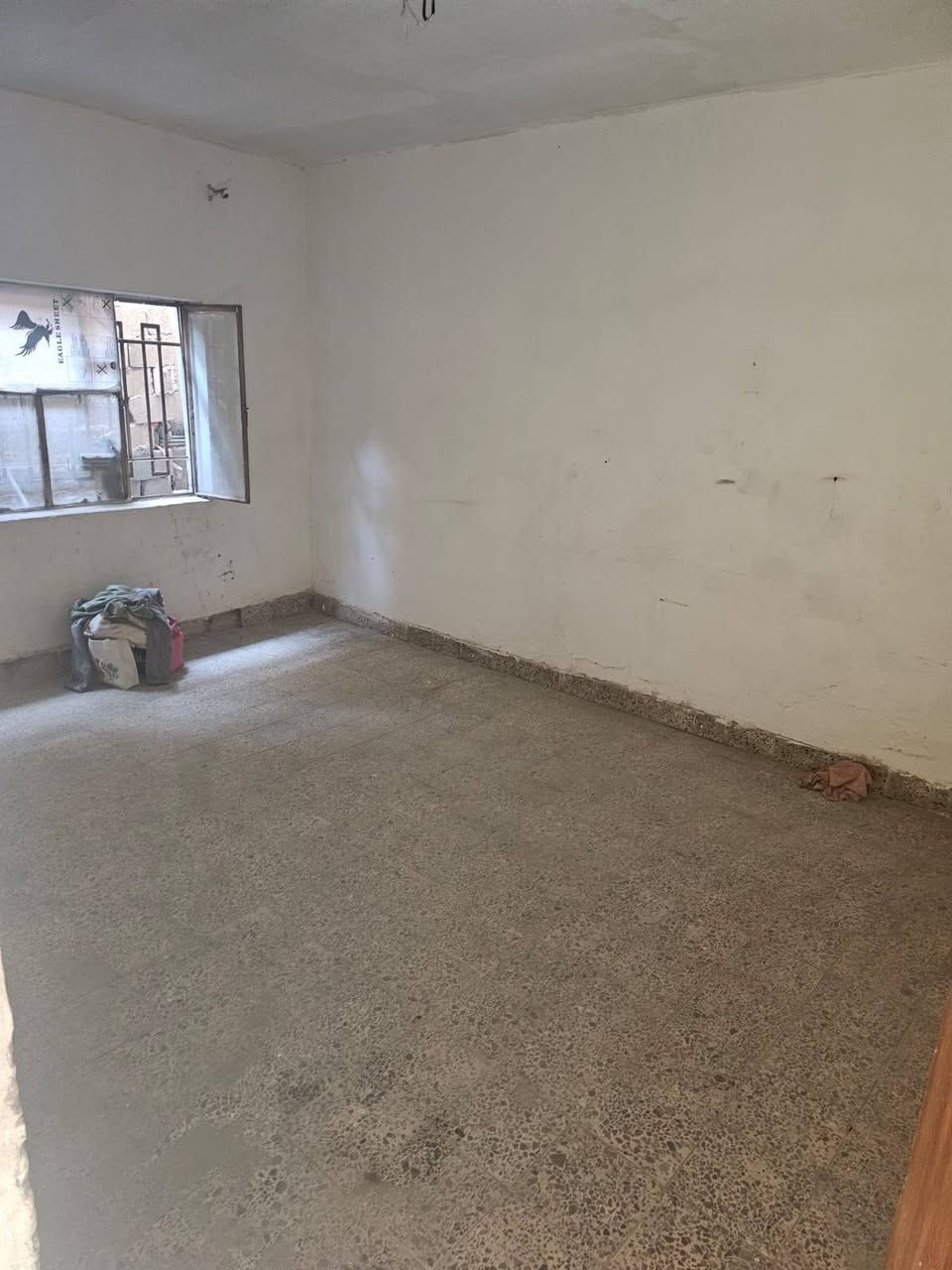 السلام عليكم بيت للايجار في ابوغريب
 الاجار 300
بصف الركن 
مساحه ١٥٠ 
٤ غرف نوم
حمام داخلي وخارجي
العنوان
قرب جسر الزيتون  قرب الخط السريع 
العصريه
الاتصال على الرقم
***********
