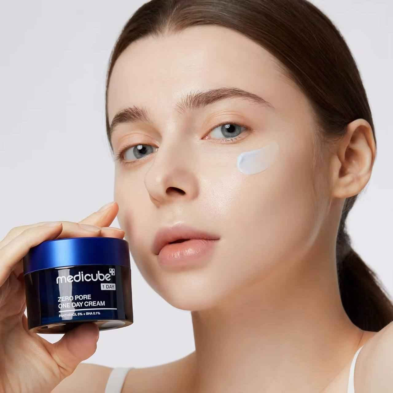 ✅️MEDICUBE
  ZERO PORE ONE DAY CREAM :

✅️🇰🇷🇰🇷كريم مدكيوب اليومي . 

✔️تخلصي من المسام المزعجة باستخدام كريم الوجه هذا الذي يقشر المسام بلطف ويشدها بحمض الجليكوليك. تنظيم إنتاج الدهون وإعادة توازن مستويات الماء والزيت في البشرة
يشد كريم Zero Pore One Day من medicube المسام للحصول على لمسة نهائية ناعمة وراقية .
✔️ يحتوي على البانثينول والنياسيناميد وحمض الساليسيليك لموازنة مستويات رطوبة البشرة وتنظيم إنتاج الزهم والاحتفاظ بالرطوبة للحصول على بشرة مشرقة وصحية .
✔️تمتص التركيبة خفيفة الوزن بسرعة تاركة لمسة نهائية ناعمة وناعمة دون أي بقايا دهنية .
المنشأ كوريا الأصلي 🇰🇷🇰🇷

🚘يوجد خدمة توصيل لجميع محافضات العراق 🚘 الرمادي, الأنبار


**إذا كنت صاحب هذا الإعلان وتريد حذفه لأي سبب، رجاءا أرسل رسالة إلى الدعم الفني**