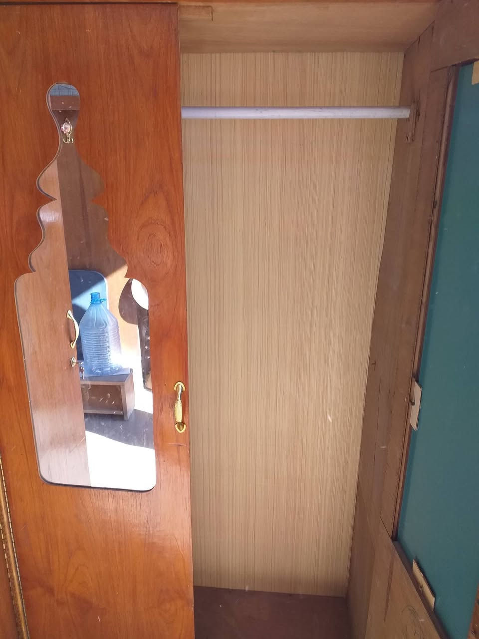 السلام عليكم  للبيع كنتور ٦ ابواب صاج  مستعمال بس نظيف   اسعر ٢٠٠  الف بي مجال مكان محل ابو غريب شارع الزيتون  هاتف  ***********
