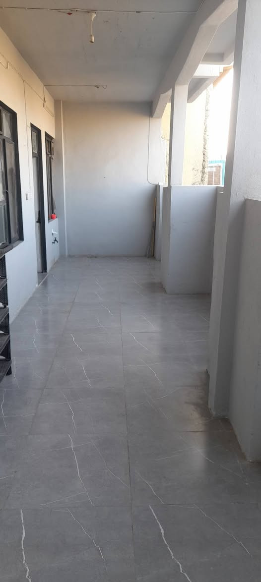 شقة كبيرة للايجار بحي النور للتواصل *********** ابو مصطفى
