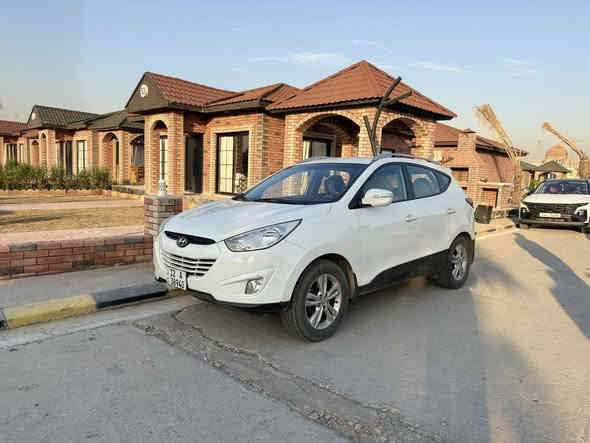 توسان موديل 2014  
ماشية ٩٠ الف تقريباً 
محرك ٢٠ دوش
 كير مكينة كلو مكفول ونظيف 
ما بيها ضرر بس قبغ صندوق مطخوخ ومصلح غيرها ما بيها لا بارد ولا حار 
استخدام بس داخل موصل
الرقم جديد وصاحب السيارة موجود 
بيها شاشة سمارت جديدة وكاميرا و تبريد تدفئة كلو فول 
يعني من الاخير سيارة تاخذها تدعيلي دنيا واخرة 
للحناي والبياع شراي 
للتواصل ***********
