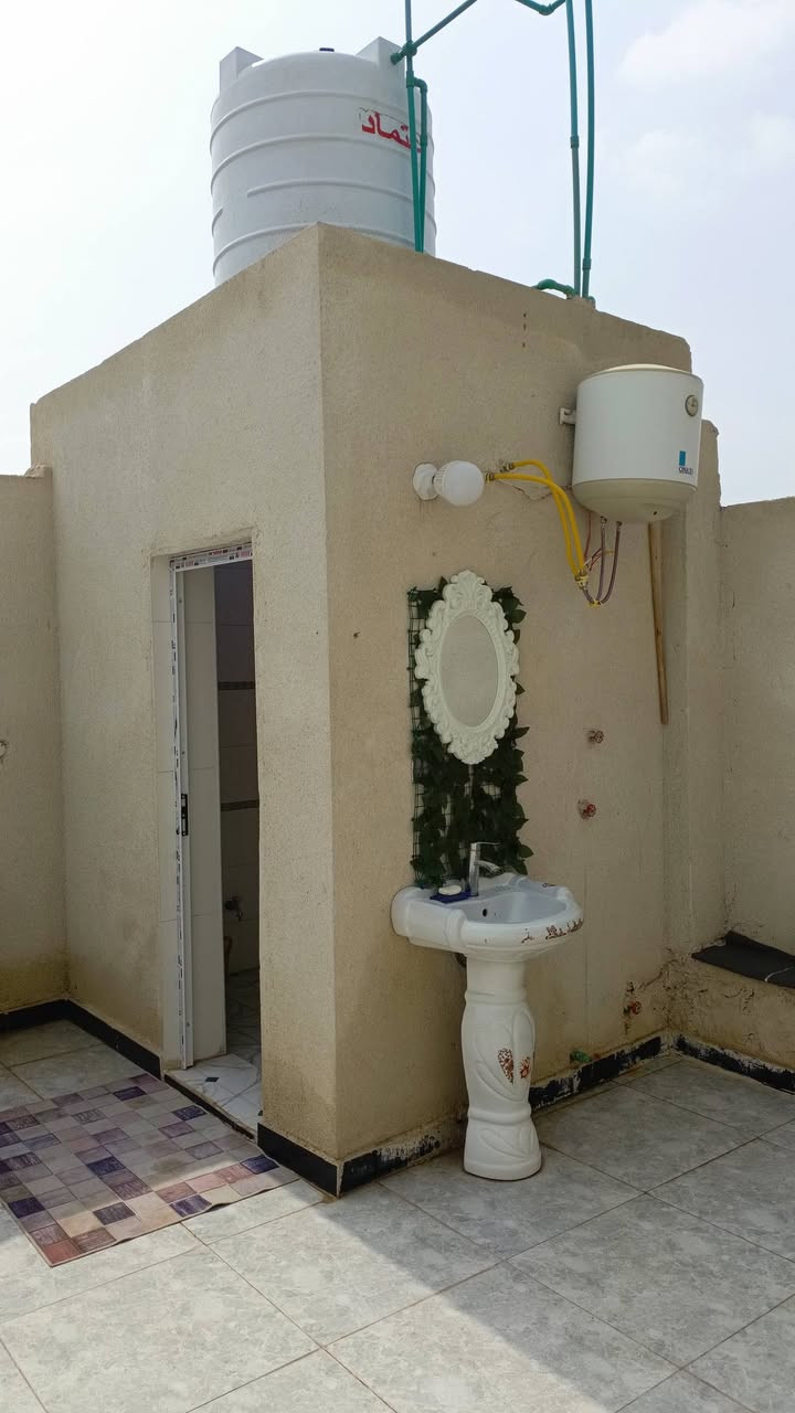 السلام عليكم بيت زراعي ال نياز على الوفاء  يم البيطره 
مساحه 300 البناء170
واجه 10 ونزال 30
طارمه كبيره 
مطبخ   وصاله. وغرفتين  واستقبال 
وحمام داخلي  وخارجي ومنور البيت مساحه كبيره 
كله طابوق وشغل درجة اولى سيراميك  والسطح اشتايكر 
البيت صب كونكريت
الاستفسار وات ساب 
***********
