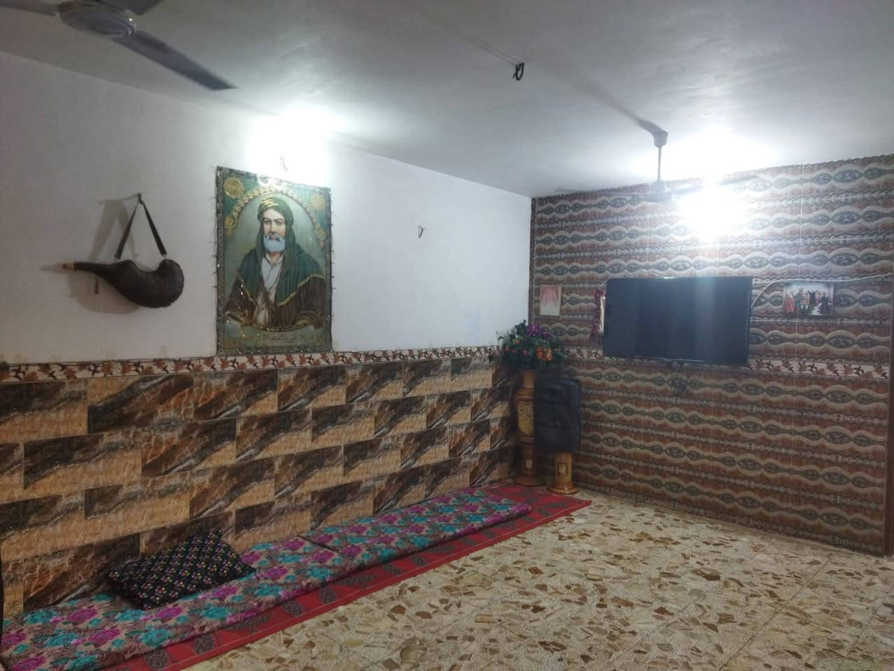 السلام عليكم
بيت للبيع حي البساتين حي السلام المساحه 200 متر مربع يتكون من كراج +استقبال +مطبخ +صاله واسعه+غرفه نوم +صحيات خطين كهرباء خطين ماء قريب على المدارس والعياه الصحيه للاستفسار الاتصال على الرقم أو الوتساب***********-***********
