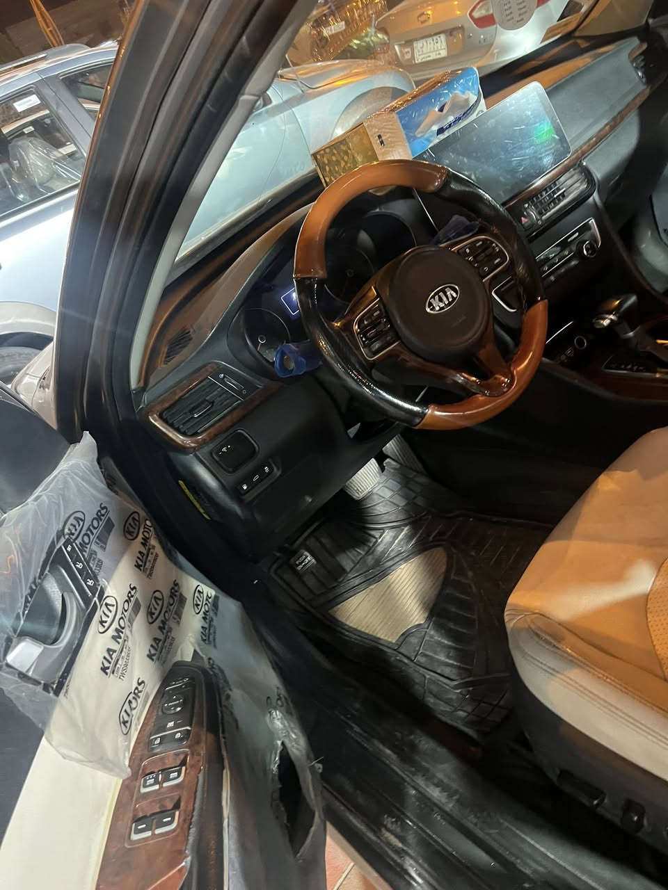 يالله اوبتما 2017 . وارد امريكي كلين بيها شخط خفيف بالباب . 2400 السياره. جديده احلى من الصور***********
