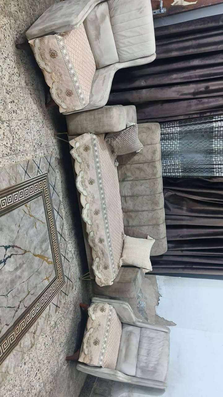 تخم 5 مقاعد نضيف اي ضرر مابي كلش ثكيل تكمه سعر 115 بي مجال مع مفرش هديه مكان البياع *********** يوجد واتساب

