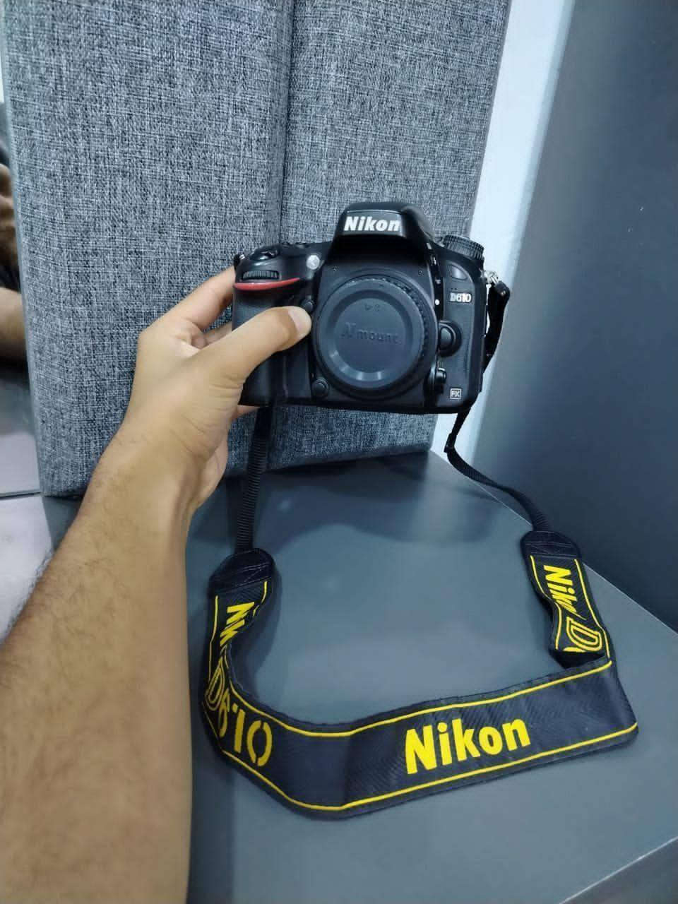 كاميرا نيكون طراز D610.
هي كاميرا رقمية ذات عدسة أحادية عاكسة (DSLR) بإطار كامل (FX-format).
تتميز بمستشعر CMOS بدقة 24.3 ميجابكسل.
تدعم نطاق حساسية ISO واسعًا من 100 إلى 6400 (قابل للتوسيع إلى 50-25600).
تحتوي على نظام تركيز بؤري تلقائي (AF) متقدم مكون من 39 نقطة.
تشتمل على فلاش مدمج وشاشة LCD عالية الدقة مقاس 3.2 بوصة الاستفسار ***********
