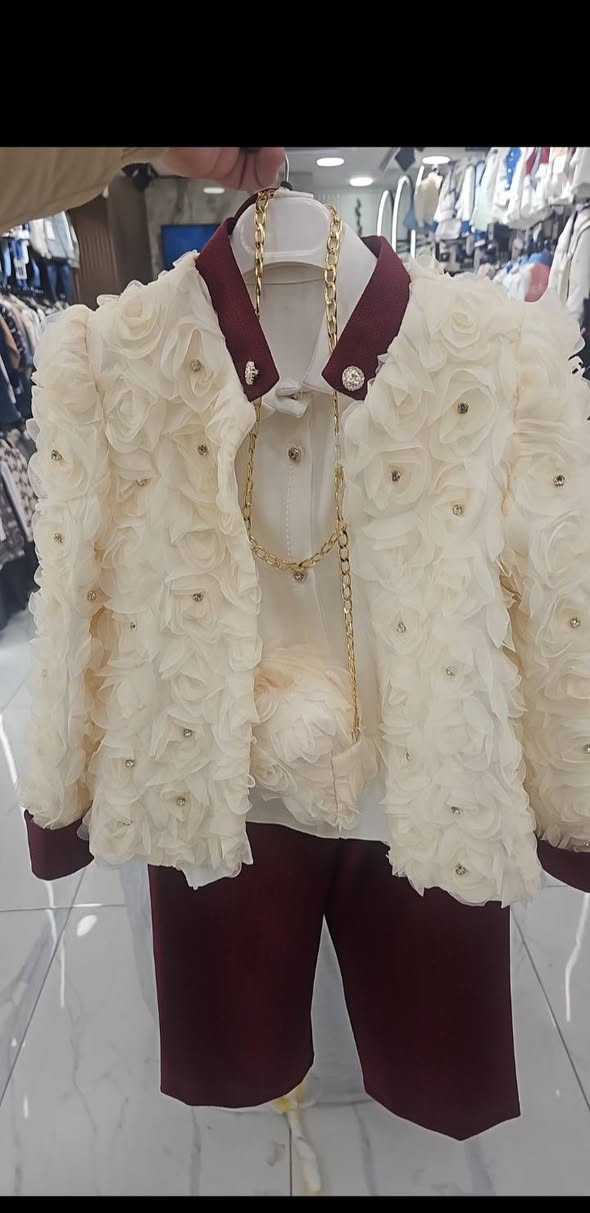 نانسي ستايل 🥰 
#طقم #عيد #الأميرة 😍   

4 قطع جاكيت وبنطال مبطن +  قميص + شنتة 

#القياسات :7_8_9_10_11

القطعة المميزة من عندنا دائما  الواقع مطابق لصورة  😍😍😍😍😍
شو ناطرة الكمية محدودة احجزي الأن 

#المبيع : مفرق / جملة

#السعر : 🥰🎁💯


**إذا كنت صاحب هذا الإعلان وتريد حذفه لأي سبب، رجاءا أرسل رسالة إلى الدعم الفني**