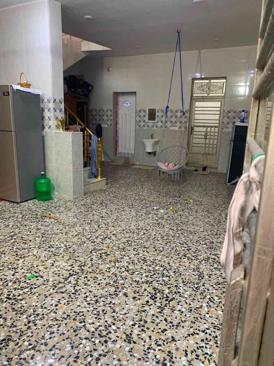 ‏سلام عليكم بيت للبيع مساحة 250 بحي سلام  نوع العقار سند اصفر قريب على ابو راحاب يحتوي غرف نوم اثنين استقبال مطبخ هول بناء جديد 2025 طابق ونص  سعره على خاص ***********
