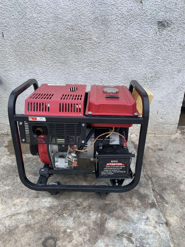 مولده كاز .7 كيفي 28 امبير .. جديده لوك . مامستخدمه مره وحده فقط   .تشغيل واطفاء .سويج وحبل  ...جديده بعدها على وضع الشركه باتري .. ملف نحاس ١٠٠% . اقتصاديه جدآ بصرف الكاز ...السعر .700 
مكاني بغداد .بوب شام ..🏘 للاتصال ***********
