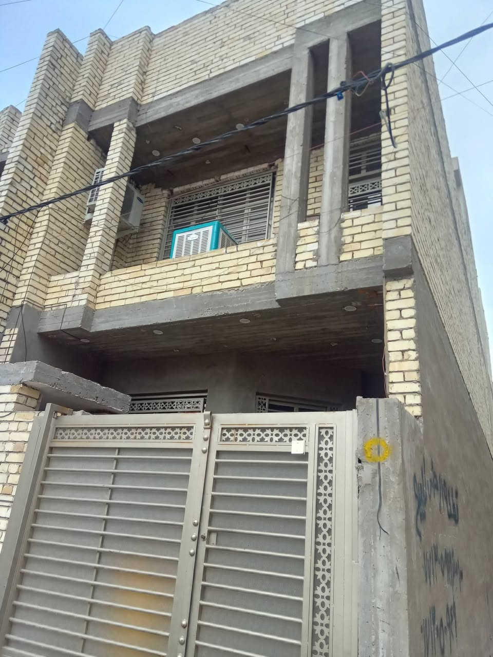 دار للبيع في بغداد الشعب حي البساتين
م.١٠٠  ٢٠×٥
***********
