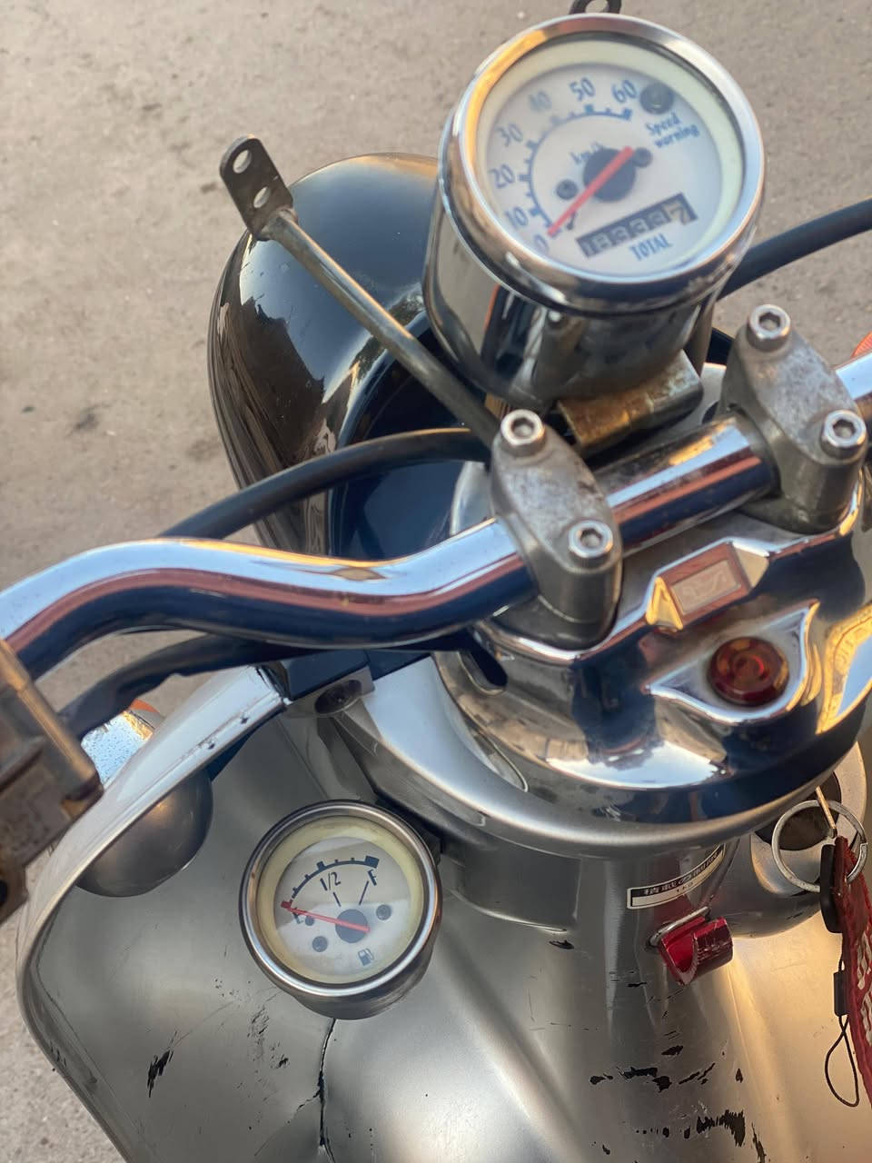 السلام عليكم دراجه عبد الحليم فحل كدامكم شوفو النظافة عوزها بس سلف تبديل كله شغال عالي ناصي اشاير العداد يشتغل لضوة مالته هوة.والكيج مال بانزين تاخذهة تصرف علية 20 الف بس سلف ب15 وطوافه مال بانزين ب5 سعرها 225 وبيها مجال للشراي عنوان بغداد حي القاهرة *********** بس واتساب واتصال موجود ماموجود  بل ماسنجر
