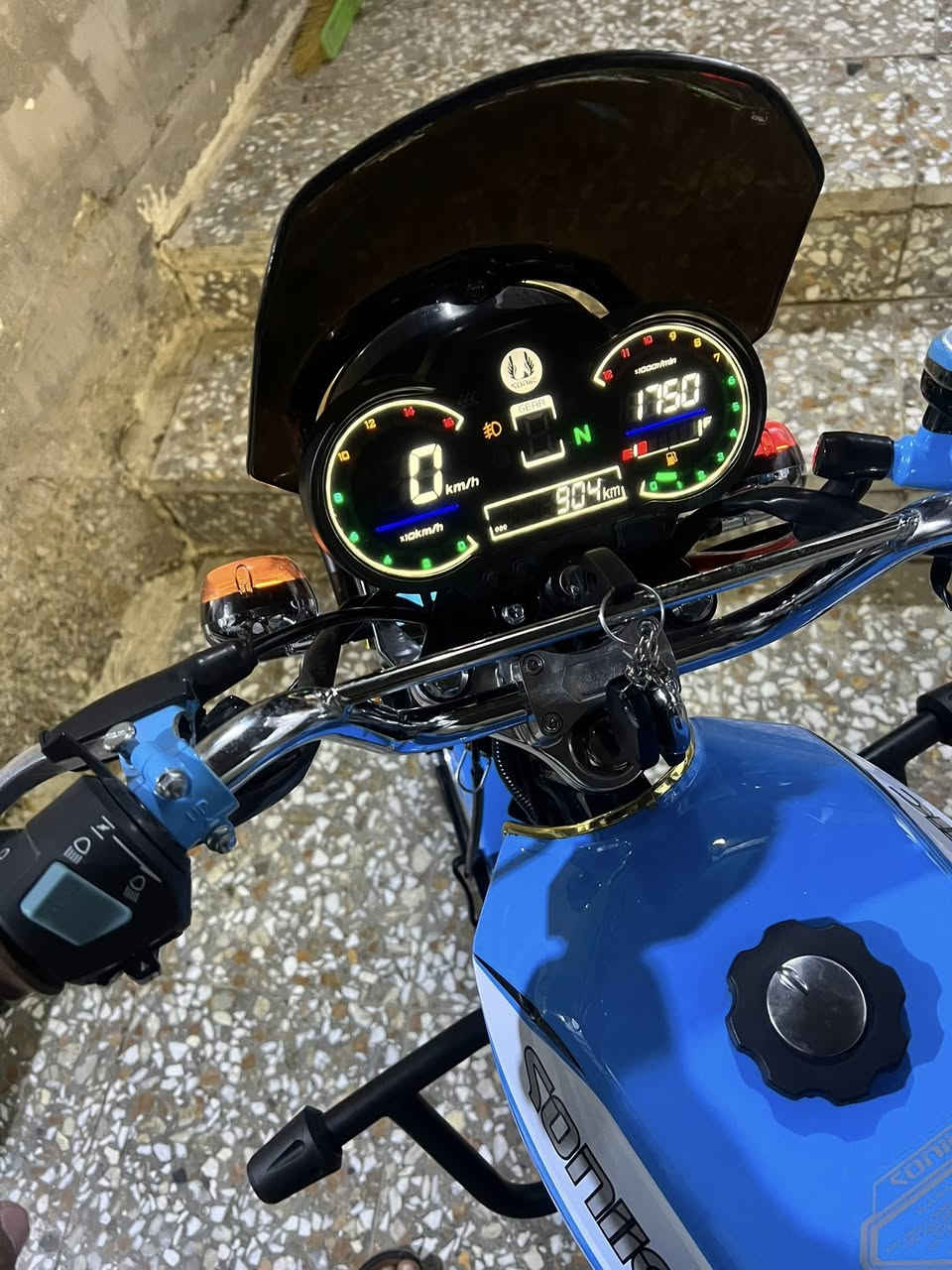 سلام عليكم
دراجه سونك 

نضيفه💯

مديل٢٥ لون ازرق سمائي 

محرك ٢٠٠ سيسي ضاغطه وزنجيل 

الممشى مالتها ٩٠٠ كيلو يعني بعدها بدهن الوكاله 
السعر ١٢٠٠ بيها مجال كلش بسيط حك الجيه
دراجه مكفوله كفاله عامه 

الرقم 📞
*********** 
موجود واتساب + اتصال
