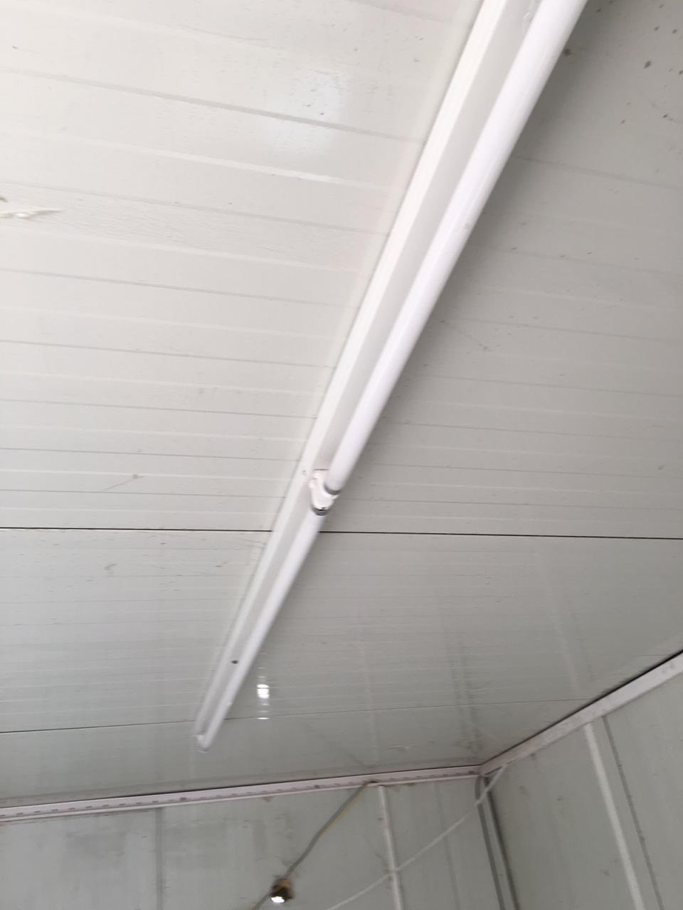 سلام عليكم 
كونتينر للبيع  مغلف من الداخل بسندوينج بنل  عازل 100% قياس 40قدم مايعادل 12متر وارتفاع 2.65ستم  نضيف جدامن الخارج وكذلك قاعدته جديده جدا  يحتوي على اثنين غرفه مع مخزن او صحيات مجهز با الاناره وكاميرات  لاستفسار الاتصال على الرقام ***********او ***********
