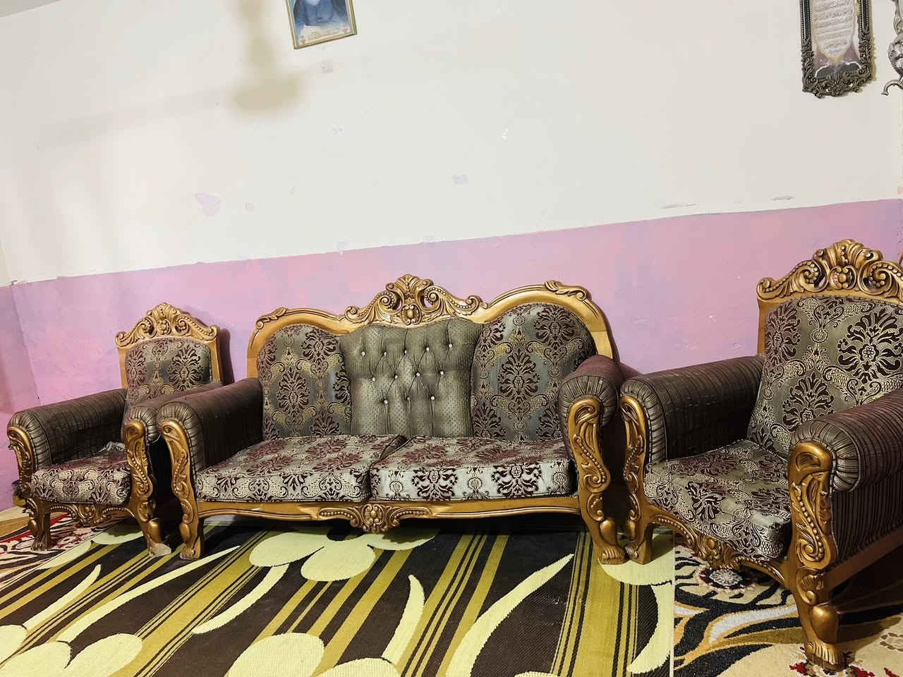 السلام عليكم 

قنفات ملكي 6قطع 
الحجم الكبير وزن ثقيل خشب صاج 
السفنج سبرنك درجة أولى 
السعر ٣٠٠مع المجال 
رقمي واتساب أو انتصال 
***********
