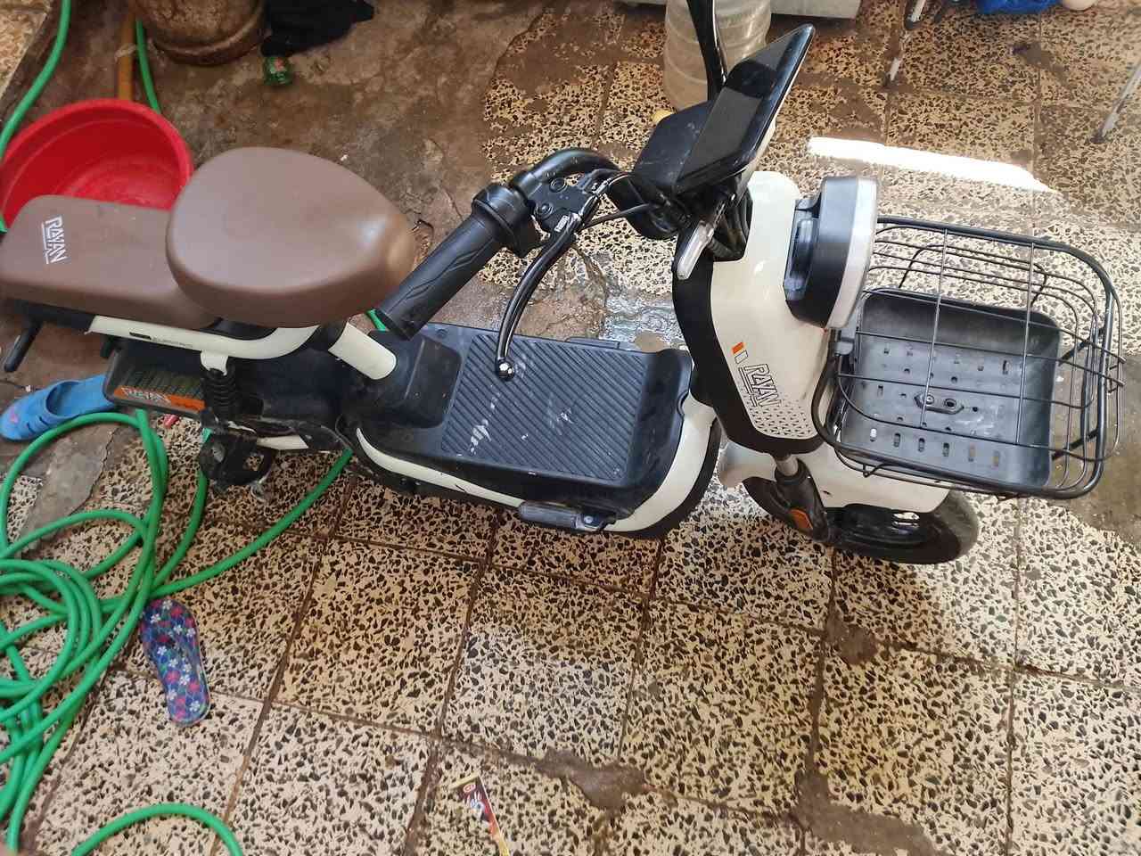 دراجه شحن 4بطاريات ليث يوم جديده استعمال اسبوع واحد  ***********
