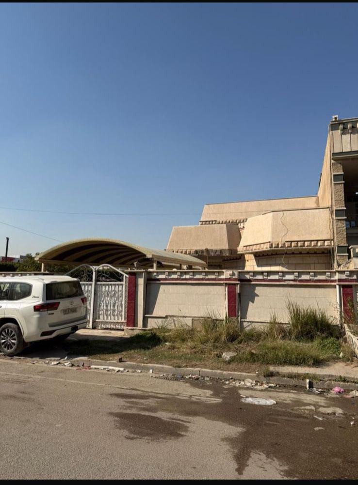 تحفه العقارللبيع للبيع/ المساحة 240 متر واجه 8
 مكان مميز تجاري على 3 اركان زيونه 710 شارع عريض ورصيف وبي تشجير حوالي 150 متر تصلح ان تكون بنايه مستقله اي استفسار ***********🌹/
