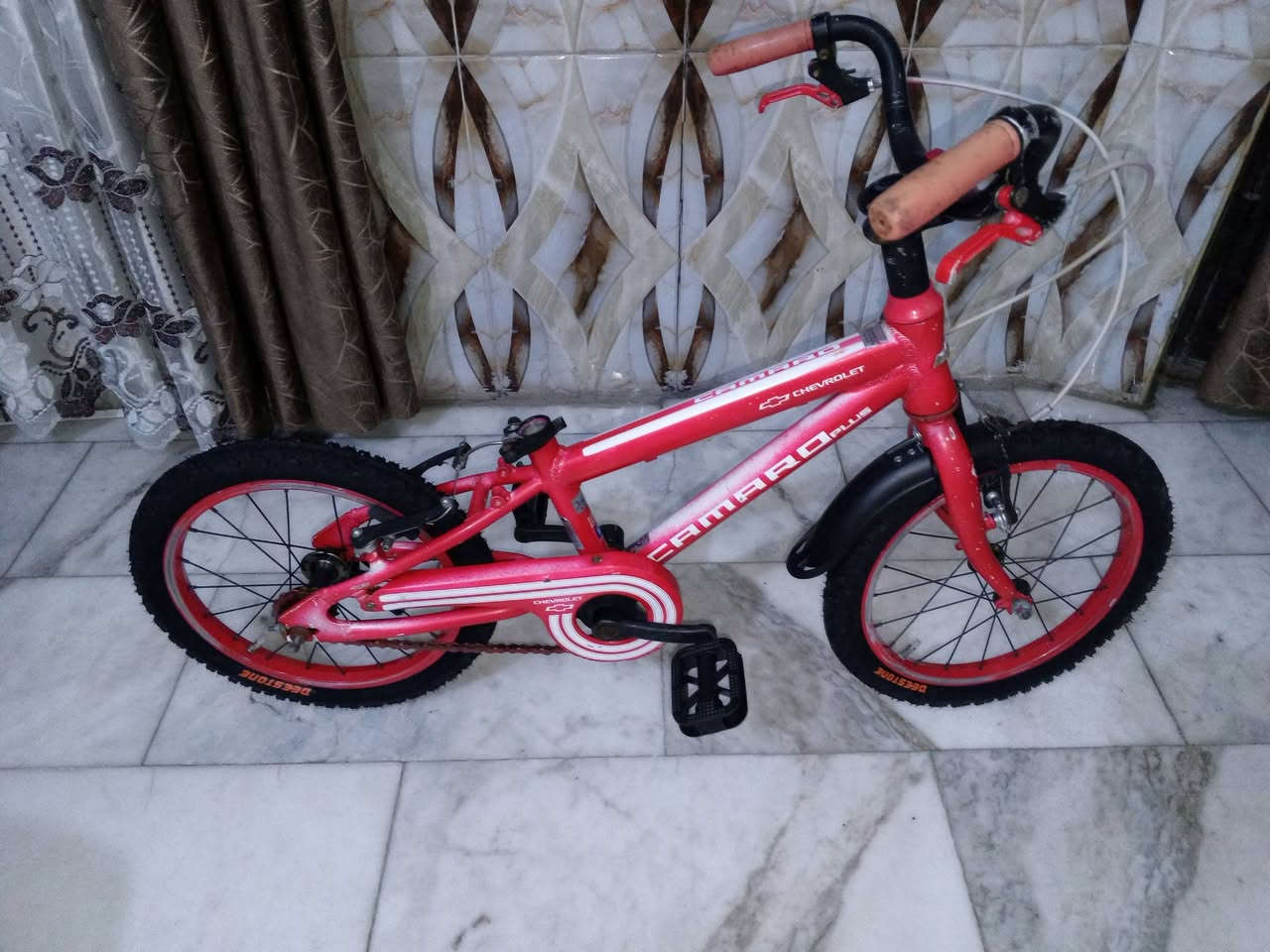 السلام عليكم 
بايسكل اطفال امريكي للبيع كسر حاوية سعر 70 الف مواصفات البايسكل:-
1- لون احمر ♥️.
2- شركة شوفرليت 🛻 + حجم البايسكل 16.
3- نوع المعدن المنيوم.
4- بريك امامي+ خلفي شغال 💯.
5- زوج تايرات + بايدرات جدد ، 🛑 ملاحضة الكشن موجود.
    🛑 مكاني 📍 بغداد الشعب شارع الصحة قرب سوق صبح 🛑 يتوفر خدمة توصيل بغداد فقط 🛑، رقمي للستفسار 🫴🏻 ***********
