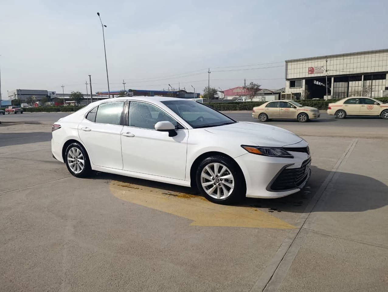 السلام عليكم
تويوتا كامري موديل 2023 مواصفات 
LE,,محسن 
مواصفات السياره 
بصمه ابواب بصمه تشغيل 
ويلكم كروم 
نظام ايكو نظام سبورت نظام نورمال 
تحديد مسار الشارع 
رادار امامي 
توقف ذاتي طوارئ 
تحكمات ستيرن 
كروز وتثبيت سرعه الشارع 
تحديد مسار الشارع 
كشن مخملي 
كشن كهرباء السائق 
شاشه اعطال السياره 
شاشه جي بي اس ملاحه 
كاميرا دواره خلفيه 
لايت ال اي دي زينون 
كشافات امامي ضباب 
اريد تكييف الهواء مركزي 
وبعد بيها مواصفات السياره 

ملاحظه 👉🏻👉🏻👉🏻👉🏻👉🏻👉🏻 
صور الحادث منزل بالاعلان قبغ صندوق تبديل شركه 
بدون دواخل بدون ايرباك 
في الاستفسار اتصال هاتفي مباشر 
***********
***********
خابر وتؤمر📱
