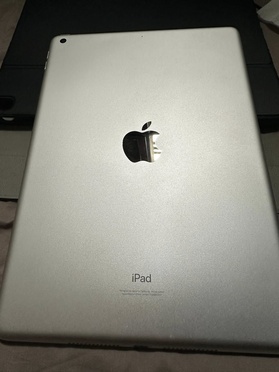 ايباد 9
ذاكرة 64 
نضافة 95% وياه حافضة قلاب وماوس وكيبورد وكيبل الشحن 
250 قفل مكاني بغداد الامين الثانية او بغداد الجديدة
***********
