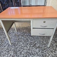 ميز مكتبي حديد والسطح خشب مجرات اثنين عرضه متر وطوله 60 سم .. نظيف جدا...