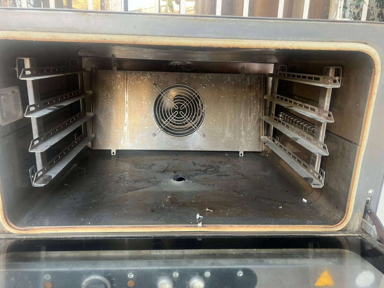 السلام عليكم 
فرن حلويات حراري كهربائي من ماكسان (Maksan)، طراز MKF-4. فيما يلي مواصفاته الرئيسية: 
المواصفات العامة:
الهيكل والإطار من الفولاذ المقاوم للصدأ. 
تحكم ثرموستاتي (درجة حرارة تصل إلى 250 درجة مئوية). 
نظام تسخين كهربائي عالي الكفاءة. 
نظام غطاء زجاجي مزدوج قابل للإزالة لسهولة التنظيف. 
لوحة تحكم تناظرية (يدوية). 
مؤقت يصل إلى 120 دقيقة. 
نظام مروحة واحد (ثابت السرعة). 

السعة: 4 صواني خبز. 
نوع وحجم الصواني: 600 × 400 ملم. 
المسافة بين الرفوف: 70 ملم. 
الأبعاد الخارجية (العرض × العمق × الارتفاع): حوالي 800 × 810 × 567 ملم. 
الوزن :حوالي 77 كجم. 
كهربائي.
220 فولت
التواصل واتساب :***********
