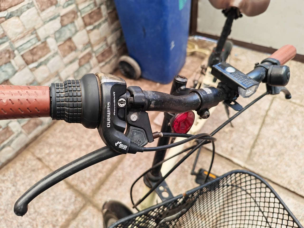 🚲✨ للبيع باسكل ياباني أصلي بحالة ممتازة ✨🚲
للبيع باسكل Raychell صناعة اليابان 🇯🇵

✅ قابل للطي (يتطبق) وسهل الخزن والنقل

✅ نظام تبديل السرعات  Shimano الأصلي

✅ استخدام قليل ونظيف جدًا

✅ تم تبديل التايرات والچوابة (جدد)

✅ إضافات مميزة:

🛒 سلة أمامية للتسوق

💡 فسفورات للسلامة والشكل

🔧 جاهز للاستخدام بدون أي تصليحات

💰 السعر المطلوب: 105000 دينار فقط

📍 المكان: بغداد – الحرية

📞 للتواصل: ***********

فرصة مناسبة للبيت، المشاوير القريبة، والرياضة 🚴‍♂️
