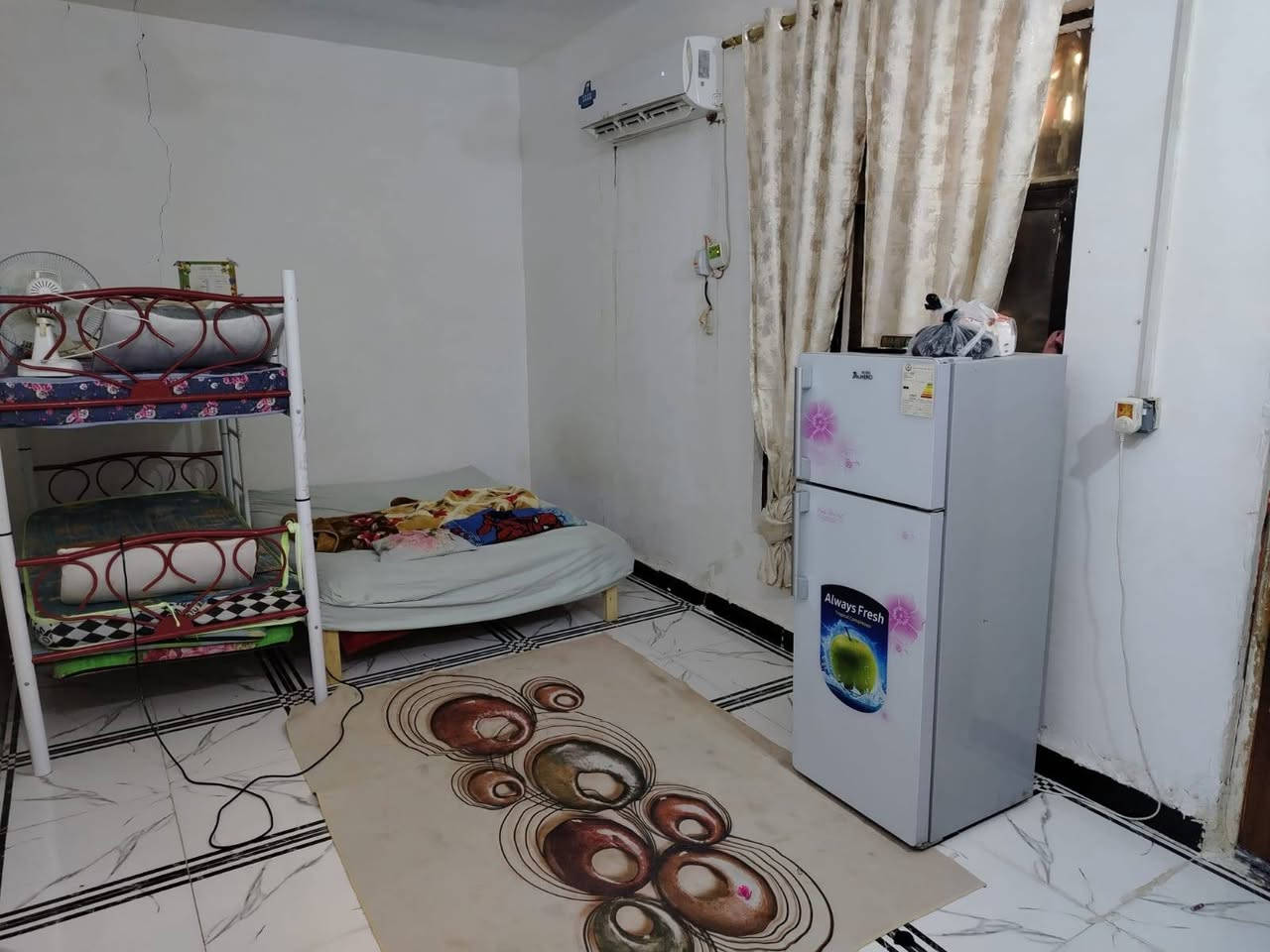 🏡 بيت  للبيع في حي الجمهوري
​الموقع: حي الجمهوري – قرب ملعب الاتفاق
​📐 المساحة والتصميم الداخلي
​المساحة الإجمالية: 75 متر مربع.
​الطابق الأرضي (بناء طابوق حديث):
​إستقبال
​غرفة نوم
​صالة + مطبخ
​مجموعات صحية
​منور صغير لتهوية وإضاءة طبيعية
​الطابق الثاني (بناء ثرمستون):
​غرف نوم عدد (2)
​📞 للتواصل والاستفسار
​يرجى مراجعة مكتب دبي للعقارات أو الاتصال مباشرة:
​رقم الهاتف: ***********
​عنوان المكتب: سايدين الجمهوري – مقابل مدرسة القدس – قرب جامع الحكيم – مجاور صيدلية الساقي.
