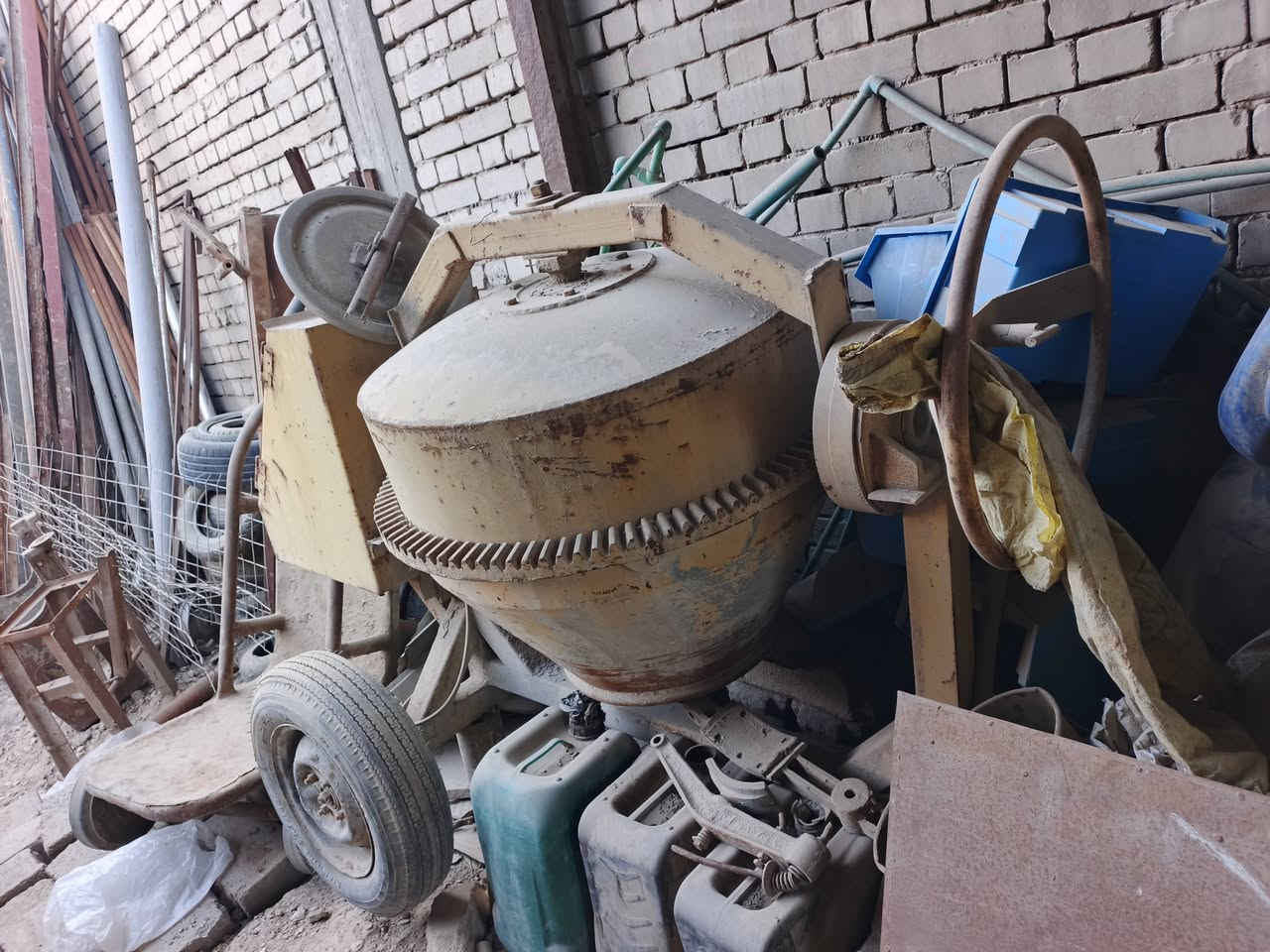 السلام عليكم مجموعه غراض للبيع كربلاء حي الصناعه رولات سحب مع تورنه مع مخراطات مع خباطه التواصل على الهاتف فقط ***********
