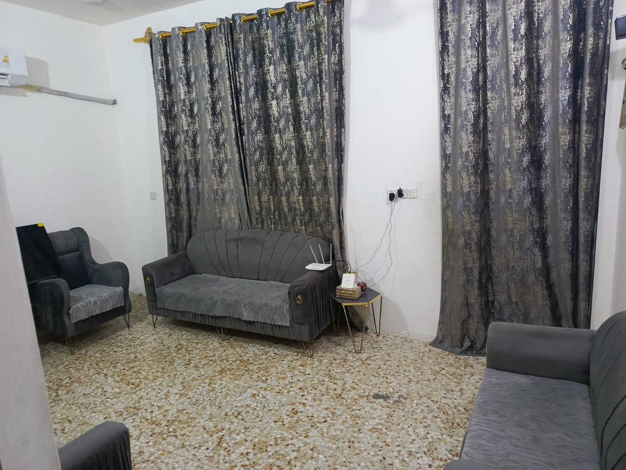 سلام عليكم دار للبيع المساحه 50 متر طابقين سند 25 
بناء حديث كله طابوك درجه اولى نضيف كلش 
غرفتين نوم فوك وصحيات 
استقبال ومطبخ وصاله ومنور وصحيات جوه 
عنوانه كربلاء معملجي ملحق الزيتون خامس البيت يبعد عن الشارع  الاستفسار اتصال ***********

